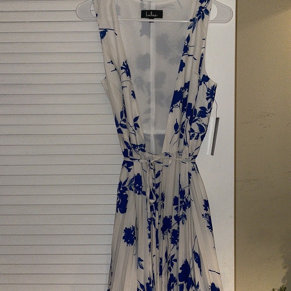 NWT women’s lulus Lindsie Blue and White Floral Print
Pleated Wrap Maxi Dress - Picture 7 of 16